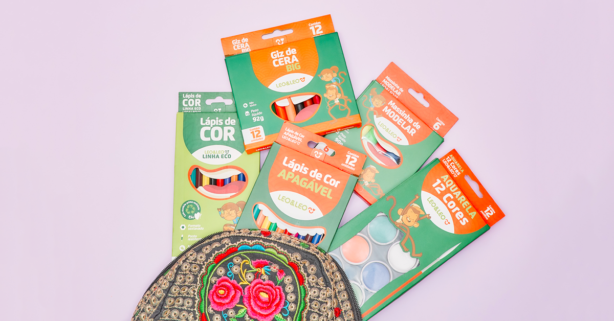 Mochila com diversos produtos novos da Leo&Leo